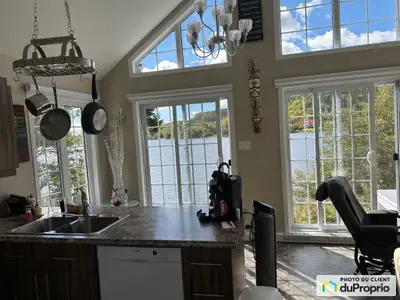 Super beau chalet situé tout près du Lac Labrie, d'une station de ski (un demi-kilomètre), près de s...