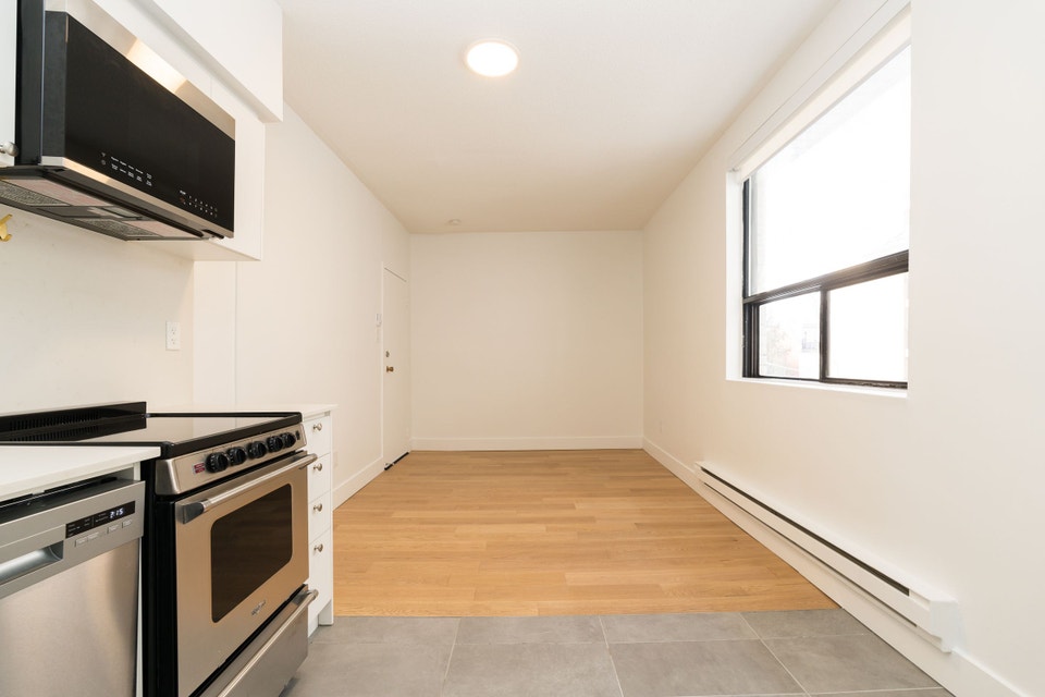 Renovated bachelor, King and Jameson - ID 2567 3