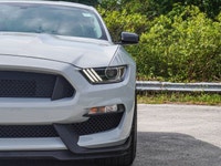 - 5.2L V8 - Cloth / Suede Seats - Rear View Camera - Cruise Control - Manual *Find your next used ve... (image 5)