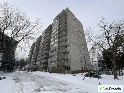 Magnifique unité de coin située au 10e étage dun immeuble à condominiums avec structure dacier, offr...