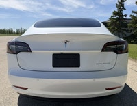 FULL SELF DRIVING CAPABILITY! ACCELERATION BOOST PACKAGE INCLUDED! DIRECT FROM TESLA CANADA ONE OWNE... (image 3)