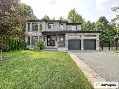 Splendide 2 étages situé dans un rond-point non passant. Surface habitable de 2491 m2 construit en 2...