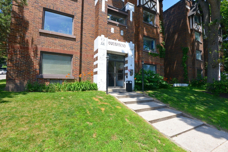 renovated two bedroom, queen and victoria park - ID 2053 3