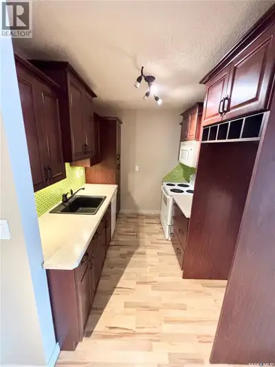 Welcome to 170 Gore Place! A great condo at an affordable price! This 2-bed 1-bath condo in Regina's...