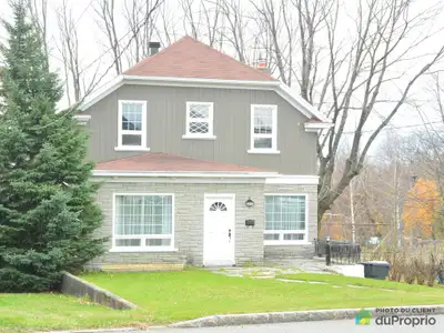 Vaste cottage centenaire 2000 pc d'aire habitable sur grand terrain de 7400 pi2. Façade en pierre et...