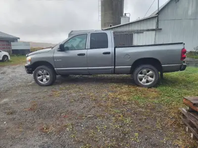 Dodge ram 1500 2008 4x4 avec 220000klm moteur 5.7 litres hemi en bonne état et 4x4 bonne état et tra...