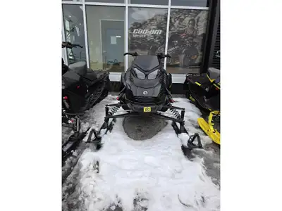 Ski-Doo MXZ XRS 850 2025 La Ski-Doo MXZ X-RS 850 2025 est une motoneige de sentier ultra-performante...