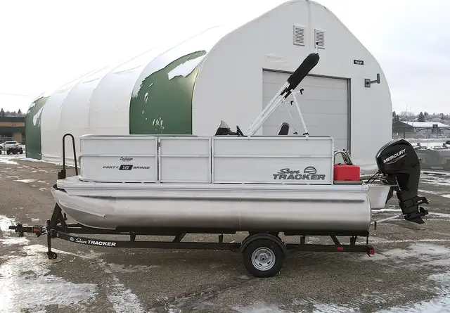 2026 Sun Tracker Party Barge 16 DLX Pontoon boat in Powerboats & Motorboats in Winnipeg - Image 8