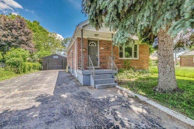 Near Fanshawe main campus, one female student room available now in Room Rentals & Roommates in London
