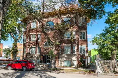 Charming and spacious apartments located steps away from Broadway Ave and Osborne Village. Picturesq...