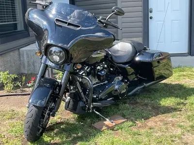 Blacked out Harley Davidson Streetglide Forsale!! Has upgraded D&D very loud exhaust, light up mirro...