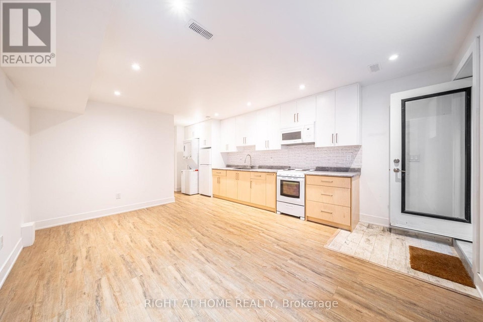 LOWER - 49 B EAST DRIVE Toronto (Rockcliffe-Smythe), Ontario 2