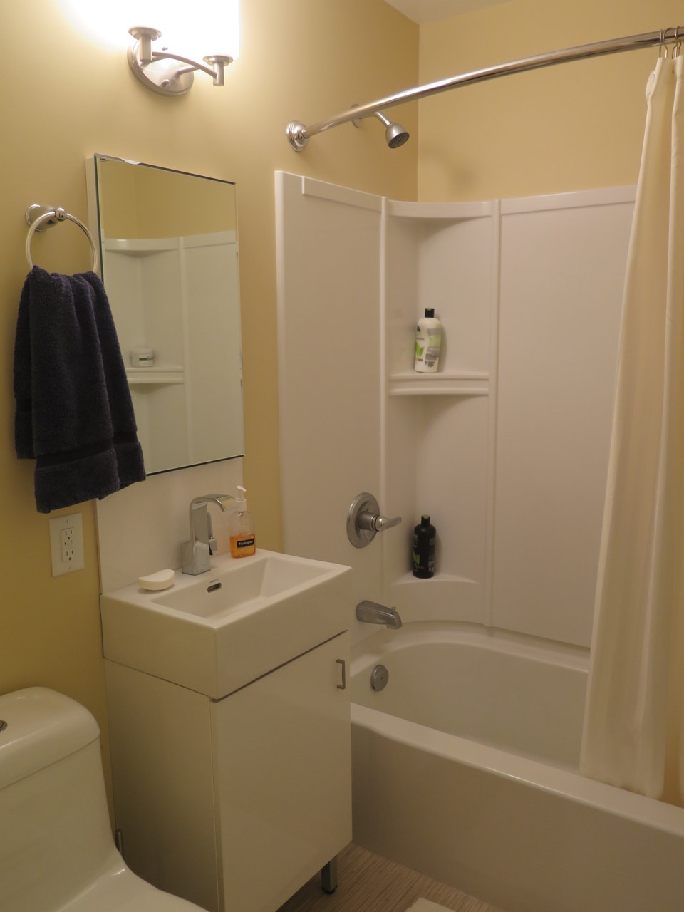 $1049**Renovated Bachelor! w/bonus! 4