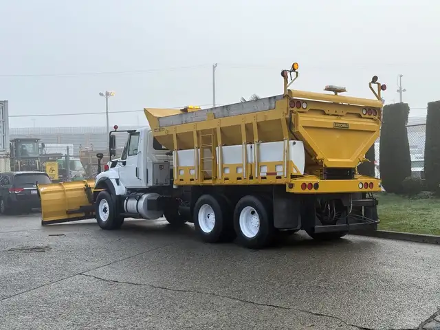 2016 International WorkStar 7400 14 Foot Dump Truck with 11 Foot in Heavy Trucks in Edmonton - Image 8