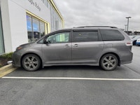 Experience unparalleled comfort and convenience in this exceptional 2020 Toyota Sienna SE, a Mini-va... (image 1)