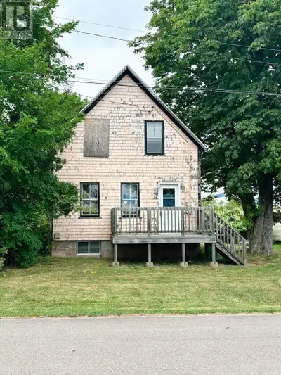 Attention investors and renovators! 10 Victoria Street presents an excellent opportunity to add valu...