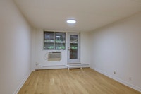 Semi-renovated Akelius three bedroom apartment for rent. Located near Roslyn in the Westmount neighb... (image 5)