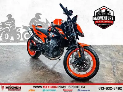 2022 KTM 890 DUKE GP Découvrez des performances exaltantes et un style agressif avec la KTM 890 Duke...
