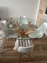 Table à manger ronde en verre et chaises