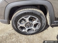 This Jeep Compass delivers a Regular Unleaded I-4 2.4 L/144 engine powering this Automatic transmiss... (image 9)