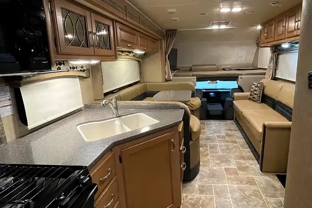 2015 Thor Chateau 33SW - Pre-Owned Super C Motorhome.  in RVs & Motorhomes in Red Deer - Image 42