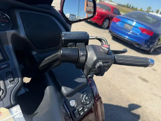 2007 Honda Gold Wing LOW KMS, MINT CONDITION, 1 OWNER, NO ACCIDE in Sport Touring in London - Image 10