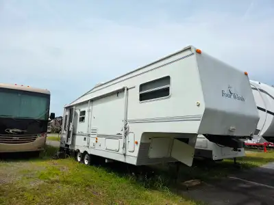 Fifthwheel 2001 à vendre. 1 seul proprietaire, acheté neuve, toujours remisé, bien entretenue, le ba...