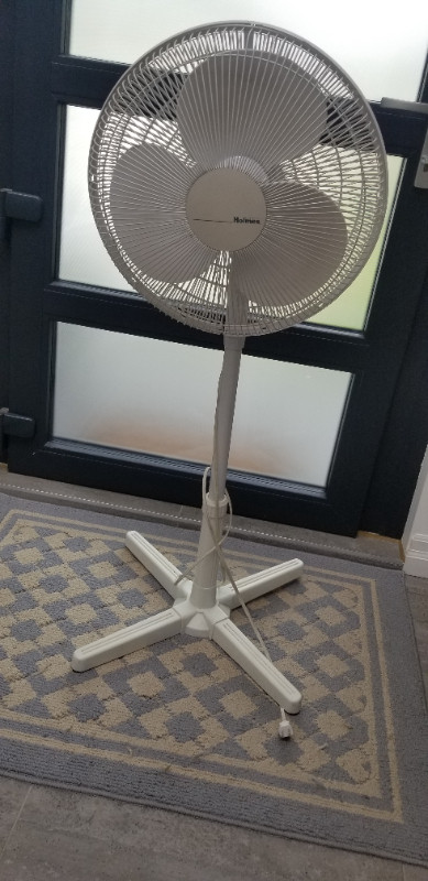 16" Oscillating Stand Fan – Holmes - ONLY WORKS ON HIGH SPEED in Indoor Lighting & Fans in City of Toronto - Image 2