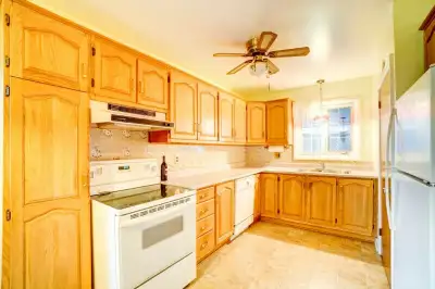 Renting rooms in Hull's neighborhood, right off the highway 105; which also offers better access to...