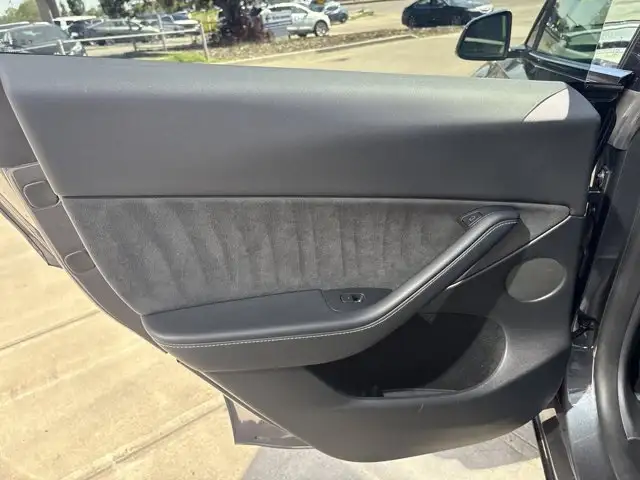 2023 Tesla Model Y Base5601878023766118418