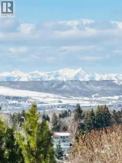 EDGEMONT TOWNHOUSE WITH NO CONDO FEES! This large townhouse backs onto the nature reserve with incre...