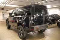 This Land Rover Defender has a dependable Intercooled Supercharger Premium Unleaded V-8 5.0 L/305 en... (image 4)