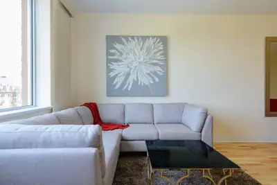 Move into a beautiful, spacious one bedroom unit for $2185/month at 875 square feet! The suite featu...