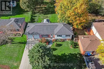 Meticulously Maintained Side Split On Over Half An Acre In A Mature, Quiet Everett Neighbourhood. No...