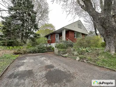Rare sur le marché! Charmante maison à potentiel unique Idéalement située dans le secteur paisible,...