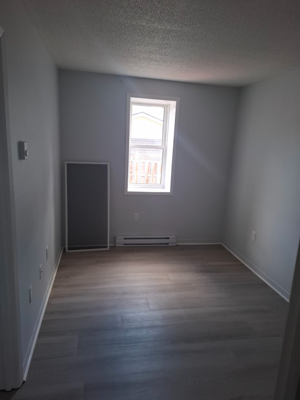 Amazing deal on 2-bed at 238 Lincoln St Welland - $1250 + Hydro! 2