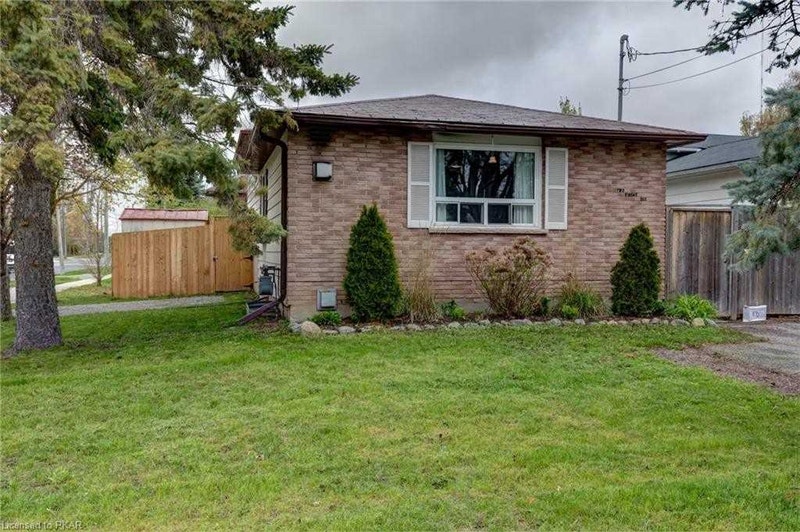 Lease 1Bed / 1Bath Lower Unit in Peterborough utilities Incl Long