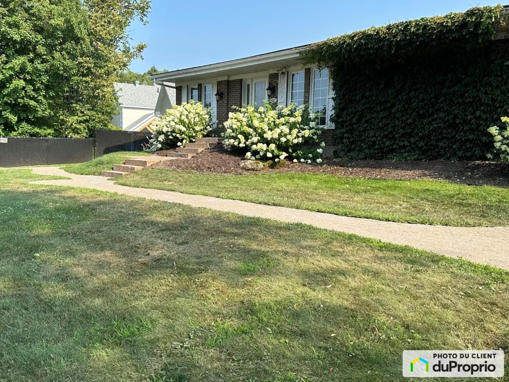 $815,000 - Bungalow for sale in Granby — photo 2