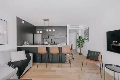 Superbe loft rénové, meublé et tout inclus dans un nouveau projet locatif sur la rue St-Jean : OSTRA...