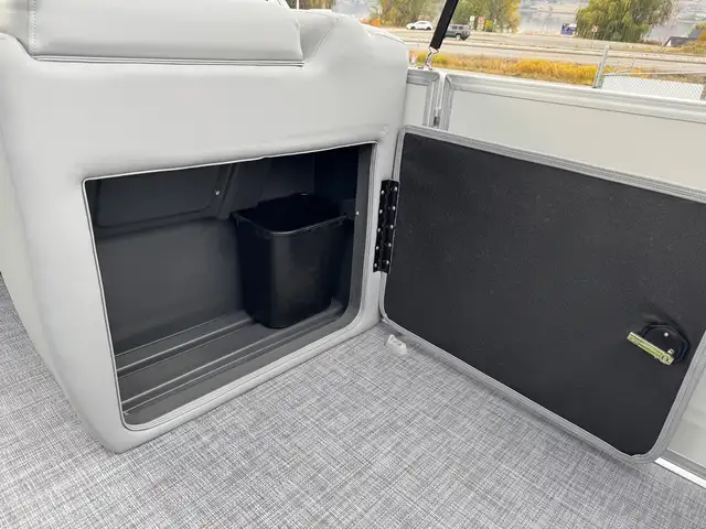 2026 Sun Tracker Party Barge 20 DLX pontoon boat in Powerboats & Motorboats in Prince Albert - Image 30
