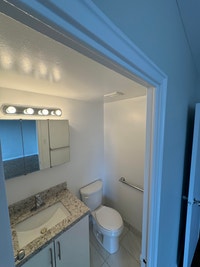 Balliol Towers Stunning Renovated 2 Bedroom,1 bathrooms Located in a high demand areaYonge & Davisvi... (image 5)