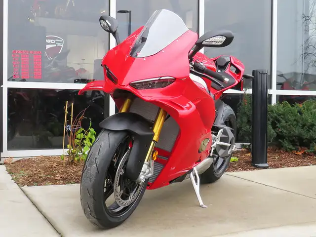 2025 Ducati Panigale V4 S Ducati Red in Sport Bikes in Cambridge - Image 5