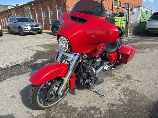2023 Harley-Davidson Street Glide ~ STREET GLIDE ~ CANANDIAN ~ 1 in Sport Touring in City of Toronto - Image 4