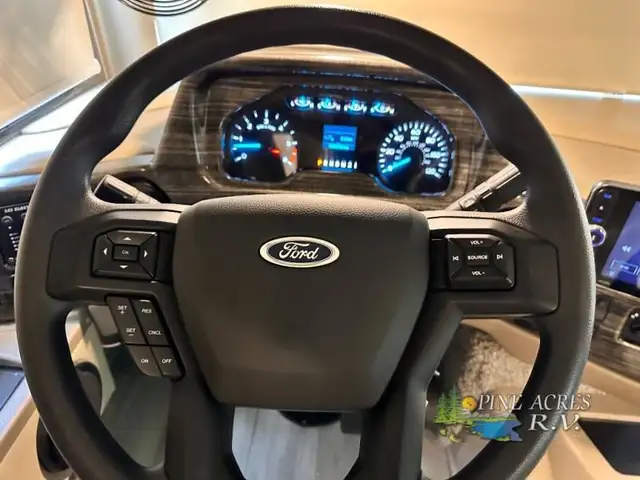 2022 Thor Motor Coach Challenger 35MQ only 6,310 Miles in RVs & Motorhomes in Moncton - Image 56