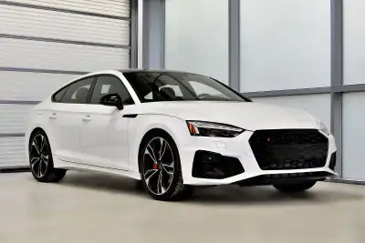 Traction intégrale Audi quattro / Échappement sport / Apple Carplay + Android Auto / Ensemble noir /...