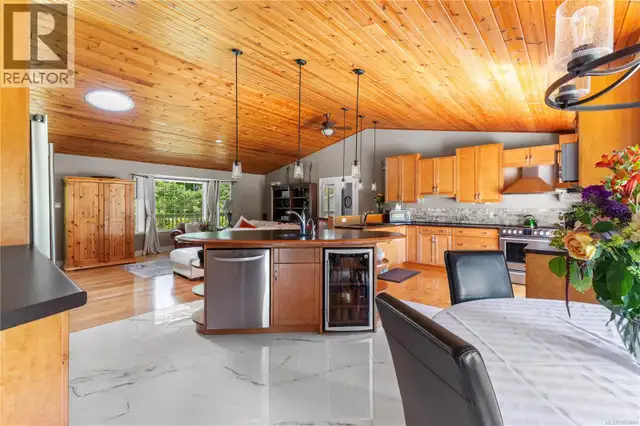 777 Salsbury Rd Courtenay, British Columbia in Houses for Sale in Comox / Courtenay / Cumberland - Image 14