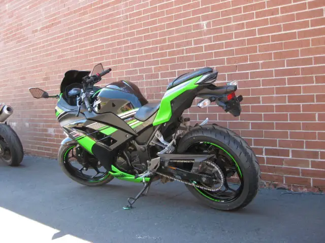 2016 Kawasaki Ninja 300 in Street, Cruisers & Choppers in City of Toronto - Image 4