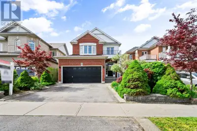 As you first lay eyes on 16 May Apple Terrace, you are met with award - worthy curb appeal featuring...