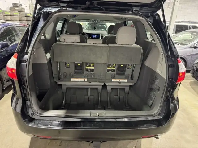 2015 Toyota Sienna LE in Cars & Trucks in City of Montréal - Image 19