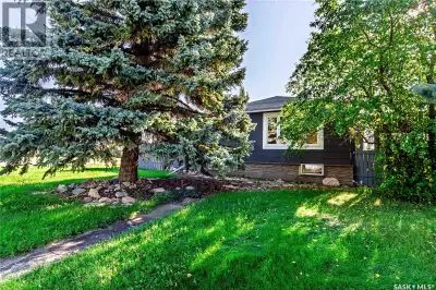 2 + 1 bedroom, 1 bathroom bungalow situated on 4 lots (total of 120' x 165') in the community of Plu...